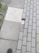 Foto: Gehwegplatten sacken ab 